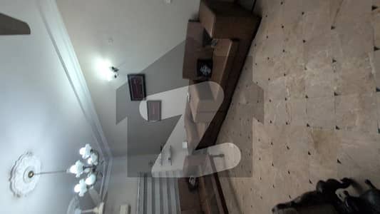 کینال ویو لاہور میں 6 کمروں کا 1 کنال مکان 7.5 کروڑ میں برائے فروخت۔