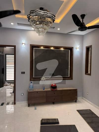 بحریہ ٹاؤن لاہور میں 5 کمروں کا 10 مرلہ مکان 1.7 لاکھ میں کرایہ پر دستیاب ہے۔