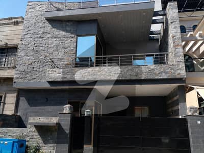 لیک سٹی - سیکٹر M7 - بلاک اے لیک سٹی ۔ سیکٹرایم ۔ 7,لیک سٹی,رائیونڈ روڈ,لاہور میں 6 کمروں کا 7 مرلہ مکان 3.3 کروڑ میں برائے فروخت۔