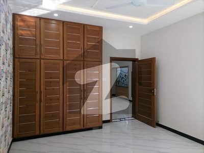 Upper Portion Of 1 Kanal Available In Bahria Town Phase 3