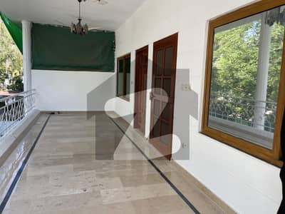 ایف ۔ 10 اسلام آباد میں 5 کمروں کا 1 کنال مکان 3.95 لاکھ میں کرایہ پر دستیاب ہے۔