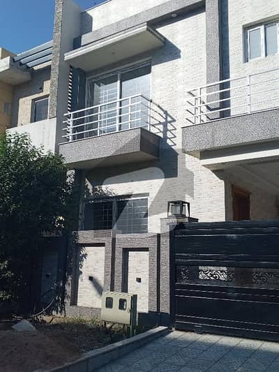 ای ۔ 11 اسلام آباد میں 5 کمروں کا 8 مرلہ مکان 6.3 کروڑ میں برائے فروخت۔