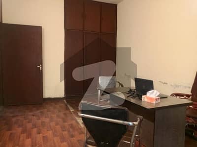 فیصل ٹاؤن ۔ بلاک ڈی فیصل ٹاؤن,لاہور میں 5 کمروں کا 10 مرلہ مکان 1.65 لاکھ میں کرایہ پر دستیاب ہے۔