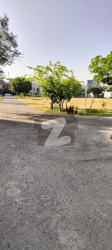 ڈی ایچ اے فیز 8 - بلاک زیڈ 6 ڈی ایچ اے فیز 8,ڈیفنس (ڈی ایچ اے),لاہور میں 5 مرلہ رہائشی پلاٹ 80.0 لاکھ میں برائے فروخت۔