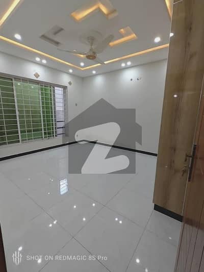 بحریہ ٹاؤن فیز 4 بحریہ ٹاؤن راولپنڈی,راولپنڈی میں 5 کمروں کا 10 مرلہ مکان 4.4 کروڑ میں برائے فروخت۔