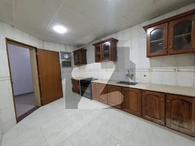 ایف ۔ 11 مرکز ایف ۔ 11,اسلام آباد میں 2 کمروں کا 8 مرلہ فلیٹ 3.25 کروڑ میں برائے فروخت۔