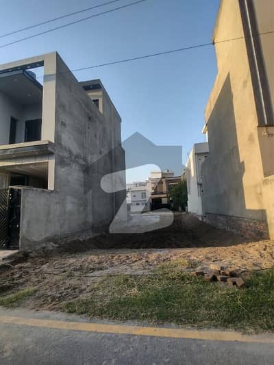 10 MARLA FULL POSSESSION PAID NEXT TO CORNER PLOT AVAILABLE FOR SALE ON INVESTOR RATE