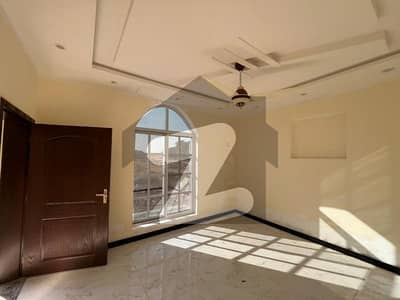 بنی گالہ اسلام آباد میں 5 کمروں کا 8 مرلہ مکان 1.05 لاکھ میں کرایہ پر دستیاب ہے۔