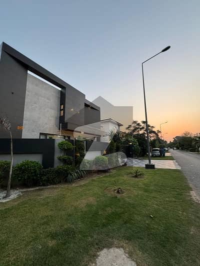 ڈی ایچ اے فیز 5 - بلاک ایچ فیز 5,ڈیفنس (ڈی ایچ اے),لاہور میں 5 کمروں کا 1 کنال مکان 21.5 کروڑ میں برائے فروخت۔