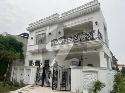 ڈی ایچ اے فیز 6 ڈیفنس (ڈی ایچ اے),لاہور میں 4 کمروں کا 5 مرلہ مکان 2.9 کروڑ میں برائے فروخت۔