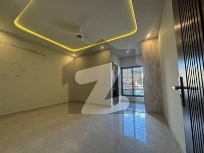 بحریہ انکلیو - سیکٹر سی 3 بحریہ انکلیو,بحریہ ٹاؤن,اسلام آباد میں 5 کمروں کا 10 مرلہ مکان 4.9 کروڑ میں برائے فروخت۔