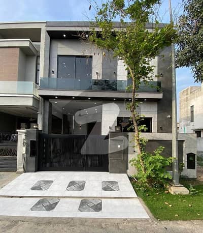 ڈی ایچ اے فیز 8 ڈیفنس (ڈی ایچ اے),لاہور میں 3 کمروں کا 5 مرلہ مکان 2.45 کروڑ میں برائے فروخت۔