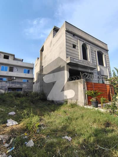 جناح گارڈنز ۔ بلاک ای جناح گارڈنز,ایف ای سی ایچ ایس,اسلام آباد میں 9 کمروں کا 8 مرلہ مکان 3.8 کروڑ میں برائے فروخت۔