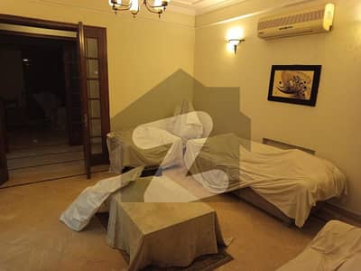 گلبرگ لاہور میں 5 کنال Studio عمارت 50.0 کروڑ میں برائے فروخت۔