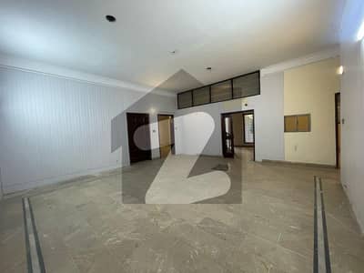 گارڈن ٹاؤن لاہور میں 3 کنال Studio عمارت 27.0 کروڑ میں برائے فروخت۔