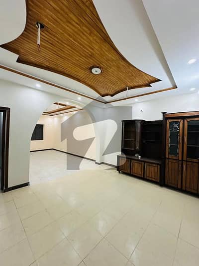 2 Kanal Beautiful House Hot Location