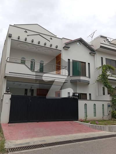 سی بی آر ٹاؤن فیز 1 - بلاک سی سی بی آر ٹاؤن فیز 1,سی بی آر ٹاؤن,اسلام آباد میں 4 کمروں کا 7 مرلہ مکان 3.5 کروڑ میں برائے فروخت۔