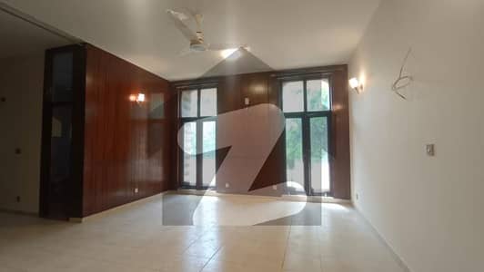ڈی ایچ اے فیز 1 ڈیفنس (ڈی ایچ اے),لاہور میں 5 کمروں کا 1 کنال مکان 2.1 لاکھ میں کرایہ پر دستیاب ہے۔