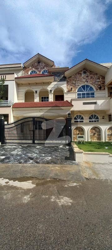 جی ۔ 13 اسلام آباد میں 6 کمروں کا 10 مرلہ مکان 9.0 کروڑ میں برائے فروخت۔