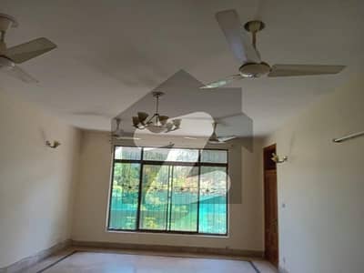 جی ۔ 6 اسلام آباد میں 4 کمروں کا 9 مرلہ مکان 6.65 کروڑ میں برائے فروخت۔