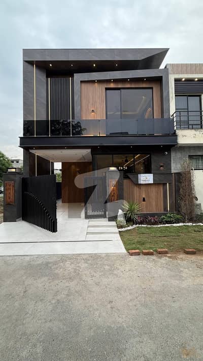 ڈی ایچ اے 9 ٹاؤن ڈیفنس (ڈی ایچ اے),لاہور میں 3 کمروں کا 5 مرلہ مکان 2.55 کروڑ میں برائے فروخت۔