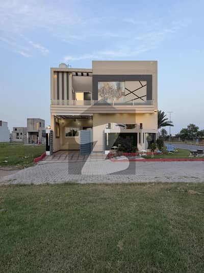 BEAUTIFUL BRAND NEW CONDITION HOUSE FOR SALE 6.60 MARLA CORNER FACING PARK FACING DANCING FOUNTAIN MAIN DOUBLE ROAD FACING FOOD STREET 5 BEDROOMS 5 WASHROOMS FOR SALE NEGOTIABLE INVESTORE RATE 80 K RENTAL VALUE A+ CONSTRUCTION QUALITY WORK