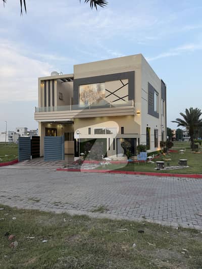 سٹی ہاؤسنگ سوسائٹی گوجرانوالہ میں 5 کمروں کا 7 مرلہ مکان 2.75 کروڑ میں برائے فروخت۔