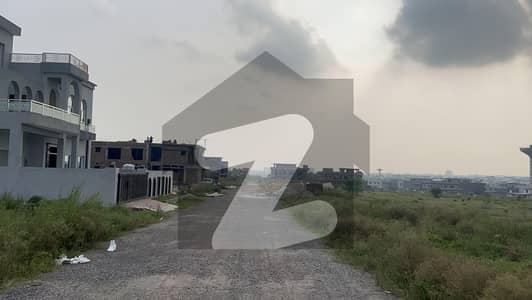 پارک انکلیو 3 پارک انکلیو,اسلام آباد میں 14 مرلہ رہائشی پلاٹ 3.3 کروڑ میں برائے فروخت۔