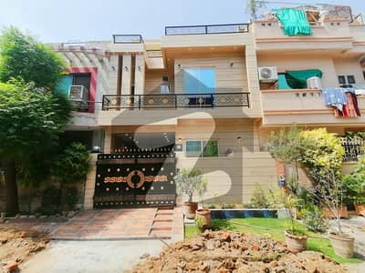 جوہر ٹاؤن فیز 2 جوہر ٹاؤن,لاہور میں 3 کمروں کا 5 مرلہ مکان 3.75 کروڑ میں برائے فروخت۔