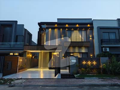 بحریہ ٹاؤن سیکٹرڈی بحریہ ٹاؤن,لاہور میں 5 کمروں کا 10 مرلہ مکان 1.35 لاکھ میں کرایہ پر دستیاب ہے۔