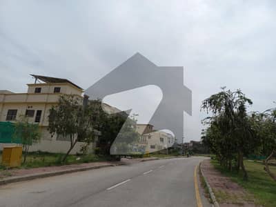 BOULEVARD PRIME LOCATION NEAR PARK 10 MARLA PLOT FOR SALE