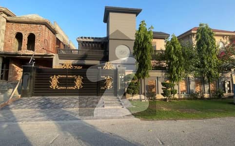 ڈی ایچ اے فیز 8 سابقہ ایئر ایوینیو ڈی ایچ اے فیز 8,ڈی ایچ اے ڈیفینس,لاہور میں 5 کمروں کا 1 کنال مکان 5.25 لاکھ میں کرایہ پر دستیاب ہے۔