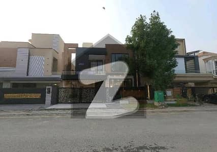 بحریہ ٹاؤن سیکٹر ای بحریہ ٹاؤن,لاہور میں 5 کمروں کا 10 مرلہ مکان 5.9 کروڑ میں برائے فروخت۔