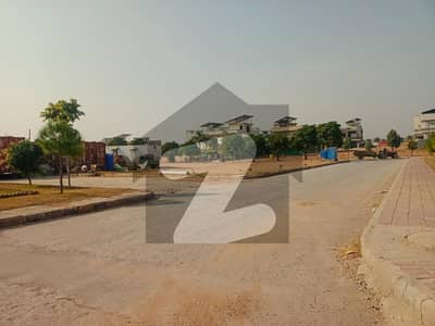10 Marla Corner Xtra Land Plot For Sale In I Block Phase 8