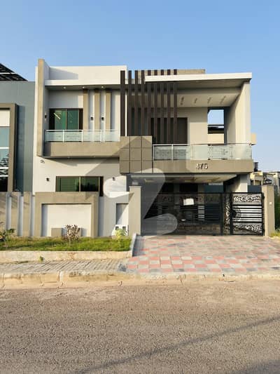 بحریہ ٹاؤن فیز 8 ۔ بلاک سی بحریہ ٹاؤن فیز 8,بحریہ ٹاؤن راولپنڈی,راولپنڈی میں 5 کمروں کا 10 مرلہ مکان 3.9 کروڑ میں برائے فروخت۔