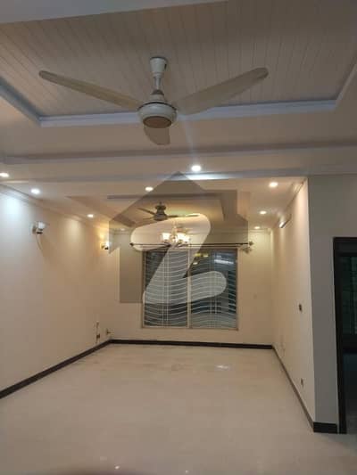 ایف ۔ 11 اسلام آباد میں 4 کمروں کا 10 مرلہ مکان 3.0 لاکھ میں کرایہ پر دستیاب ہے۔