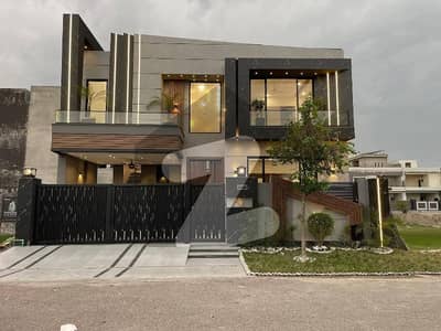 رائل آرچرڈ ملتان پبلک سکول روڈ,ملتان میں 5 کمروں کا 10 مرلہ مکان 3.4 کروڑ میں برائے فروخت۔