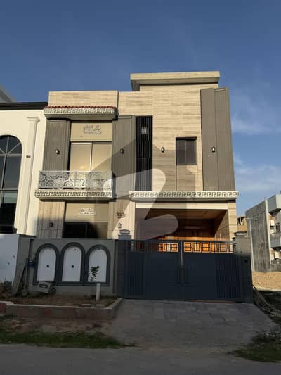 5 Marla Brand New House Available For Rent in FMC B-17