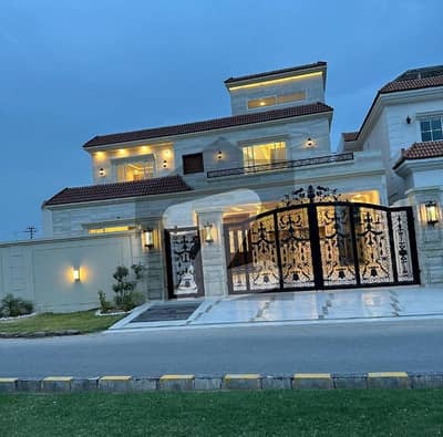 بوچ ایگزیکٹو ولاز - فیز 1 بش ایگزیکٹو ولاز,ملتان میں 5 کمروں کا 14 مرلہ مکان 5.2 کروڑ میں برائے فروخت۔