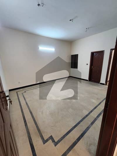 گلستانِِ جوہر ۔ بلاک 5 گلستانِ جوہر,کراچی میں 8 مرلہ Studio بالائی پورشن 1.7 لاکھ میں کرایہ پر دستیاب ہے۔