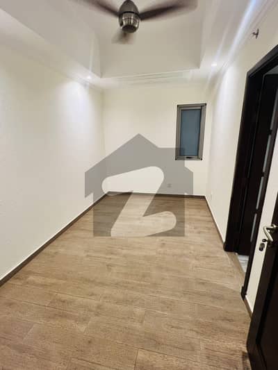 SUKH CHAYN 3 BEDROOM FLAT AVALIABLE FOR SALE RESENABLE PRICE