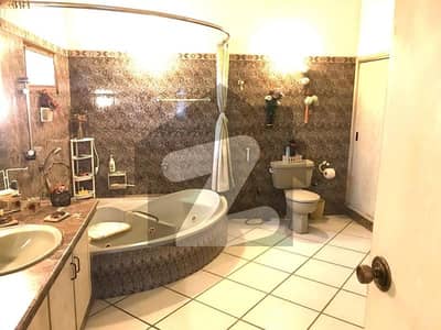 پی ای سی ایچ ایس بلاک 6 پی ای سی ایچ ایس,جمشید ٹاؤن,کراچی میں 7 کمروں کا 4 کنال مکان 40.0 کروڑ میں برائے فروخت۔