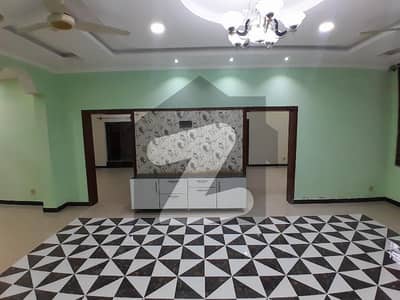 بنی گالہ اسلام آباد میں 10 کمروں کا 1 کنال مکان 2.0 لاکھ میں کرایہ پر دستیاب ہے۔
