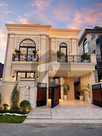 ڈی ایچ اے 9 ٹاؤن ڈیفنس (ڈی ایچ اے),لاہور میں 3 کمروں کا 5 مرلہ مکان 2.35 کروڑ میں برائے فروخت۔