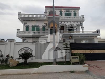 Looking for your dream home in Islamabad? This stunning 1 Kanal house in the peaceful and secure Cabinet Division Employees Cooperative Housing Society, E-17/3 is the perfect choice!