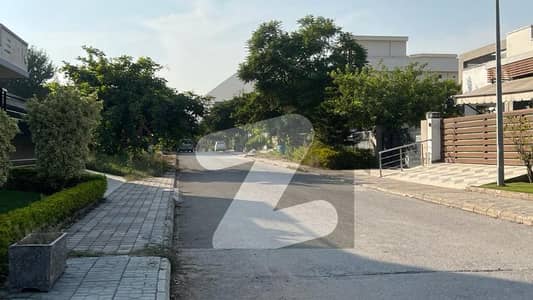 1 KANAL LEVEL PLOT STREET 2 PLOT 82 EASY ACCESS NEAR GATE 01