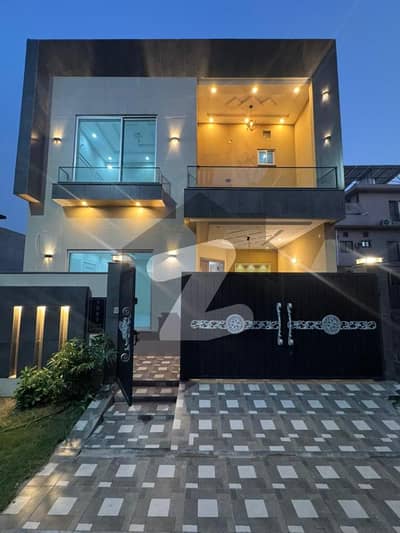 Prime Location Park View City House Sized 5 Marla For sale