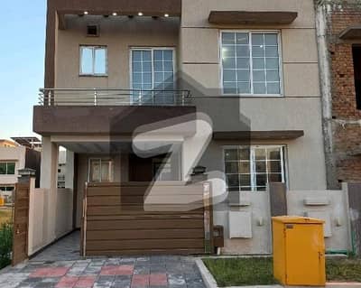 5 MARLA BRAND NEW LUXURY DESIGNER BEAUTIFUL FULL HOUSE AVAILABLE FOR SALE VERY GOOD MOST PRIME LOCATION