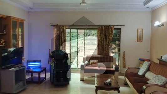 OWNER BUILD 20 MARLA SUPER HOT LOCATED BUNGALOW IN PLOT PRICE IS AVAILABLE IN THE BEST BLOCK OF DHA LAHORE. 1000% ORIGINAL AD. . .