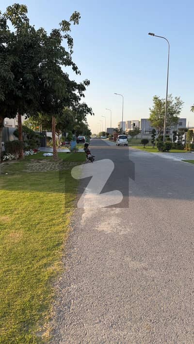ڈی ایچ اے فیز 8 - بلاک ایس فیز 8,ڈیفنس (ڈی ایچ اے),لاہور میں 1 کنال رہائشی پلاٹ 5.75 کروڑ میں برائے فروخت۔